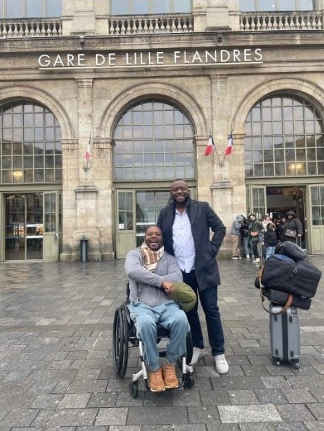 Patrick Talom et son ami d'enfance André Silactha devant la Gare de Lille Flandres